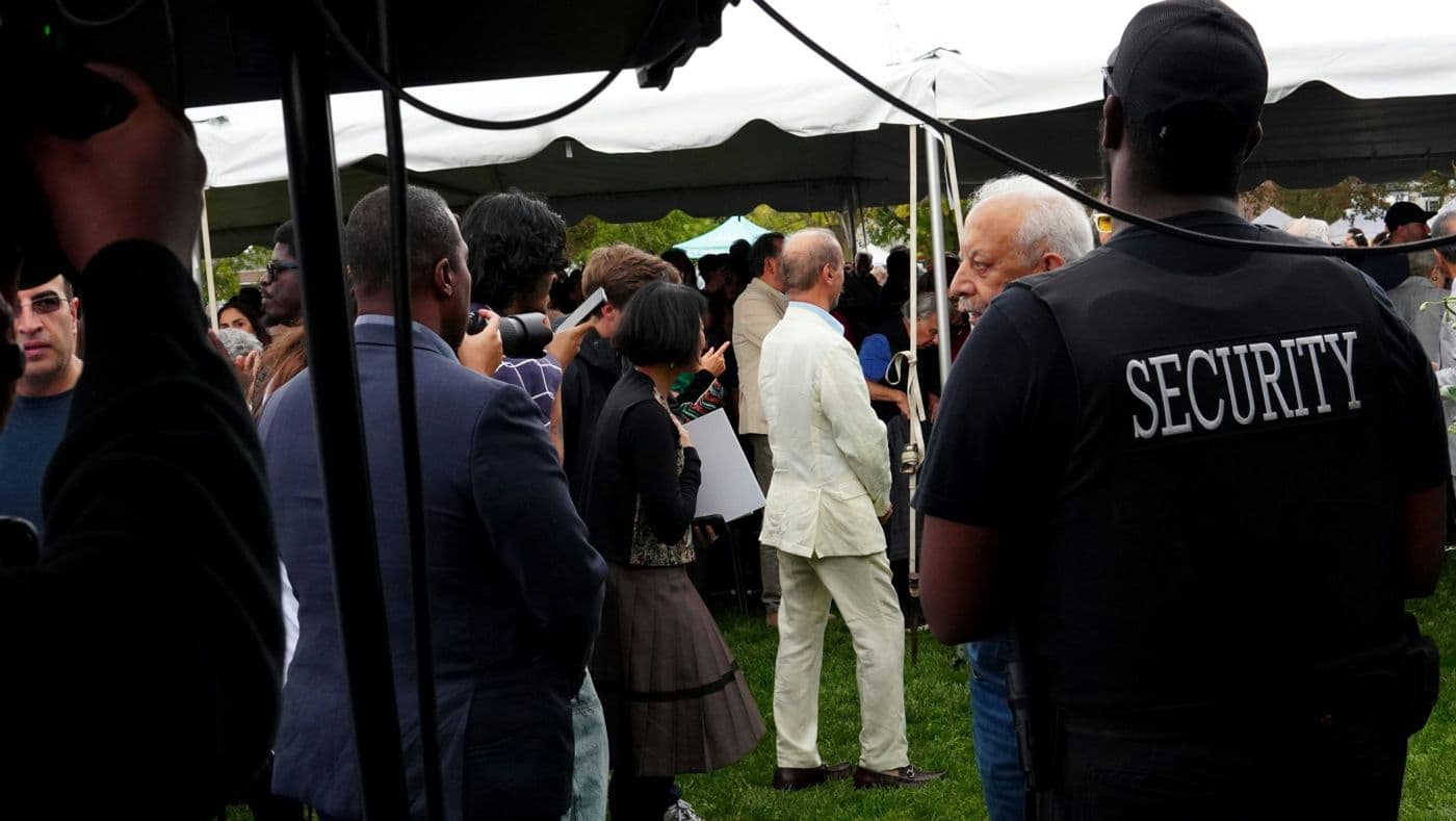 Agent de sécurité de dos lors d'un événement en plein air sous des tentes