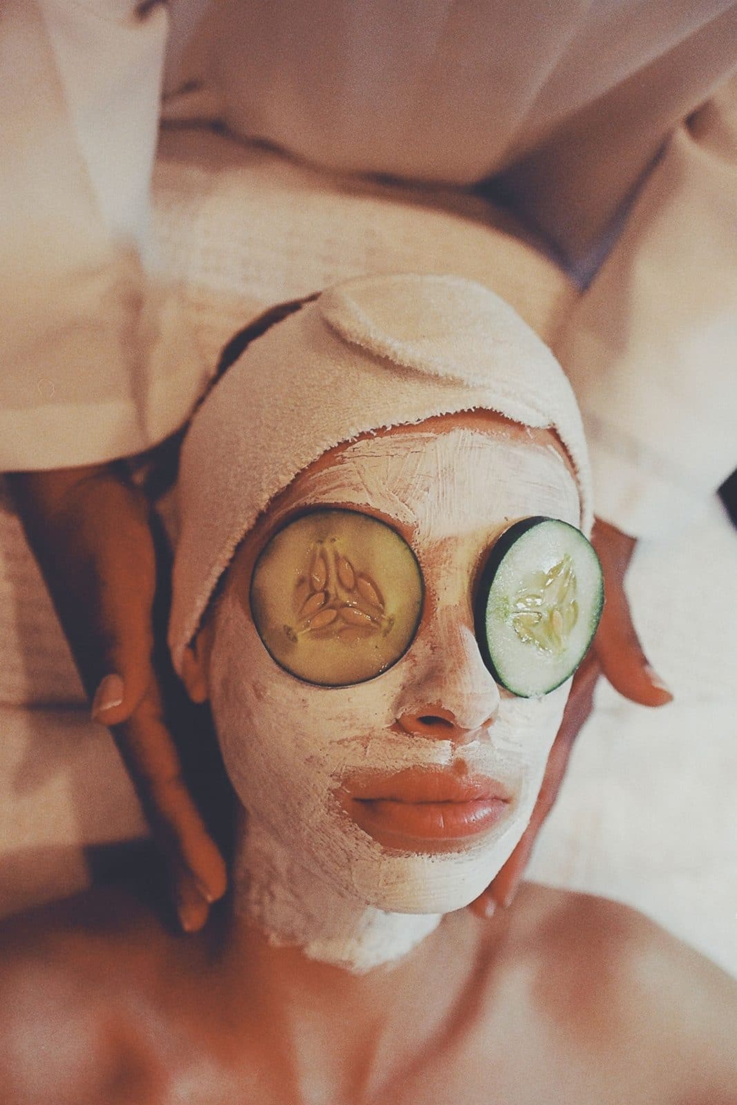 Soin du visage avec masque et rondelles de concombre