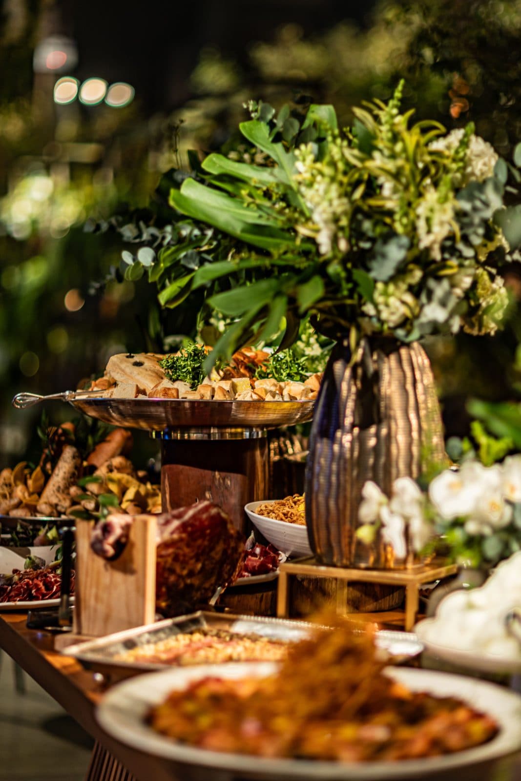 Buffet de réception garni de plats et de fleurs