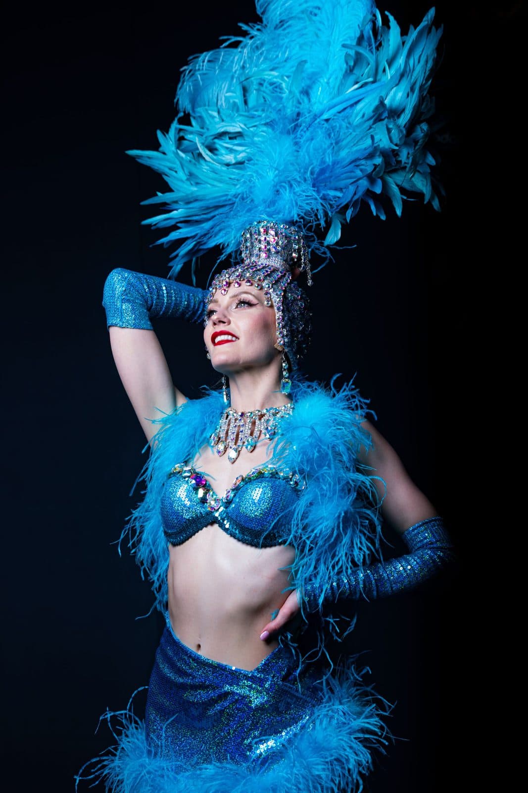 Meneuse de revue en costume de plumes bleues