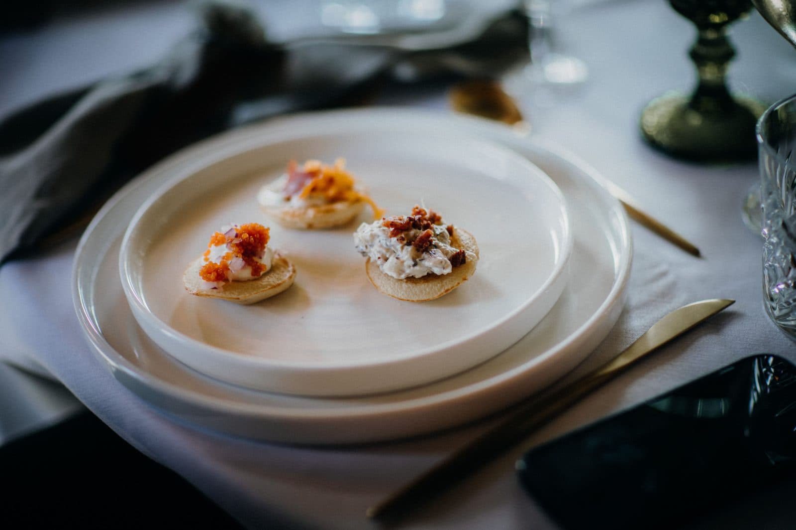 Trois canapés servis sur une assiette blanche
