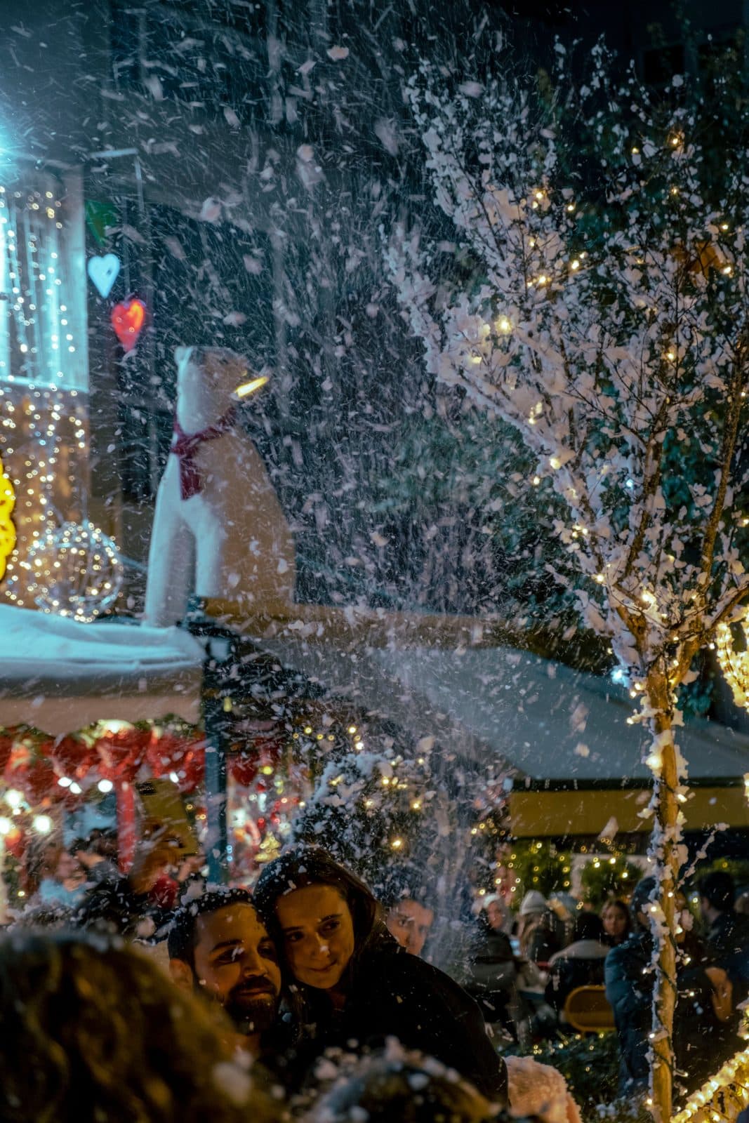 Neige artificielle tombant sur des invités lors d'une soirée