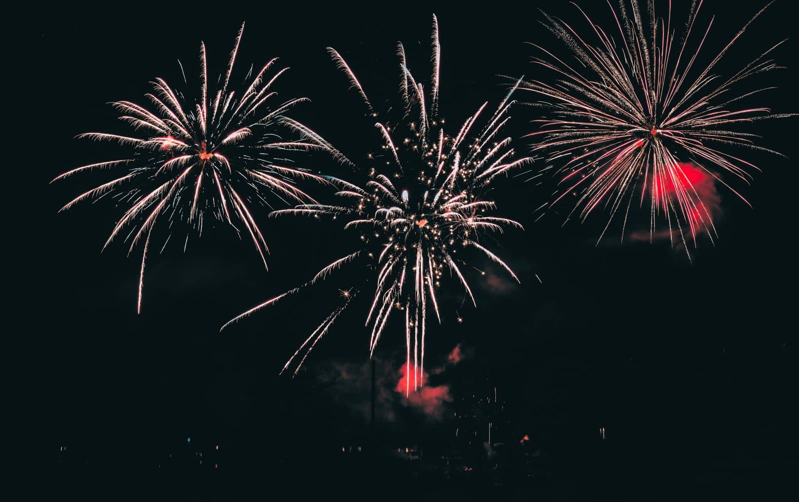Feu d'artifice dans le ciel nocturne