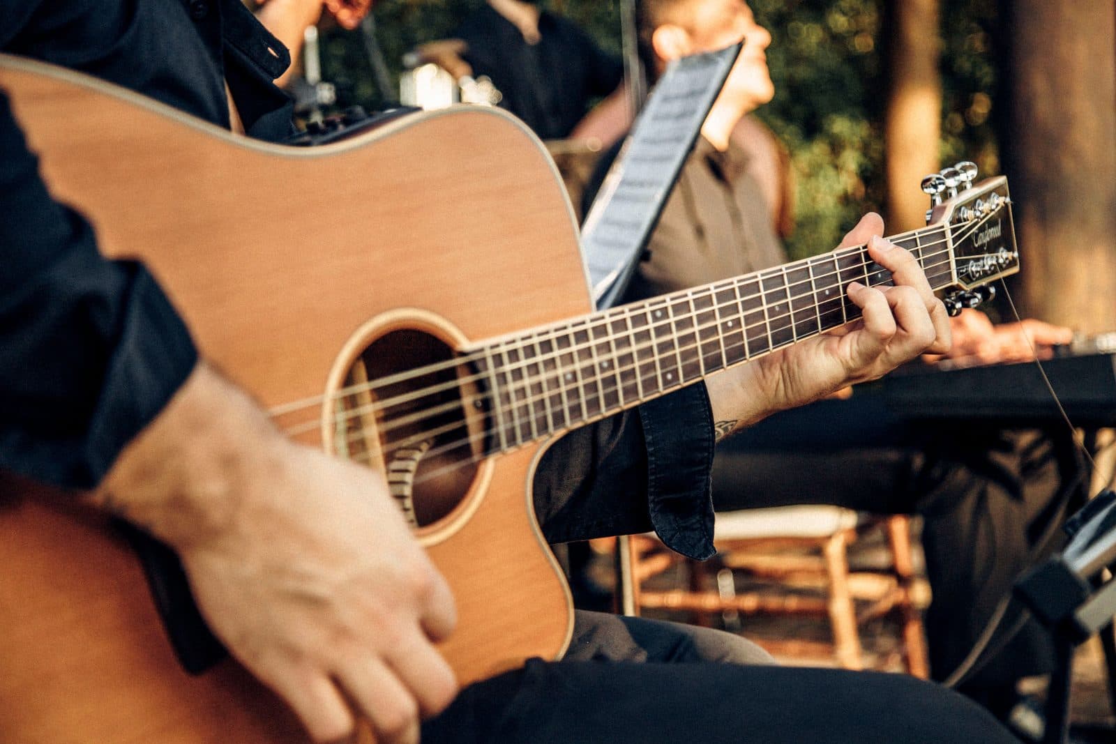 Musicien jouant de la guitare acoustique en extérieur