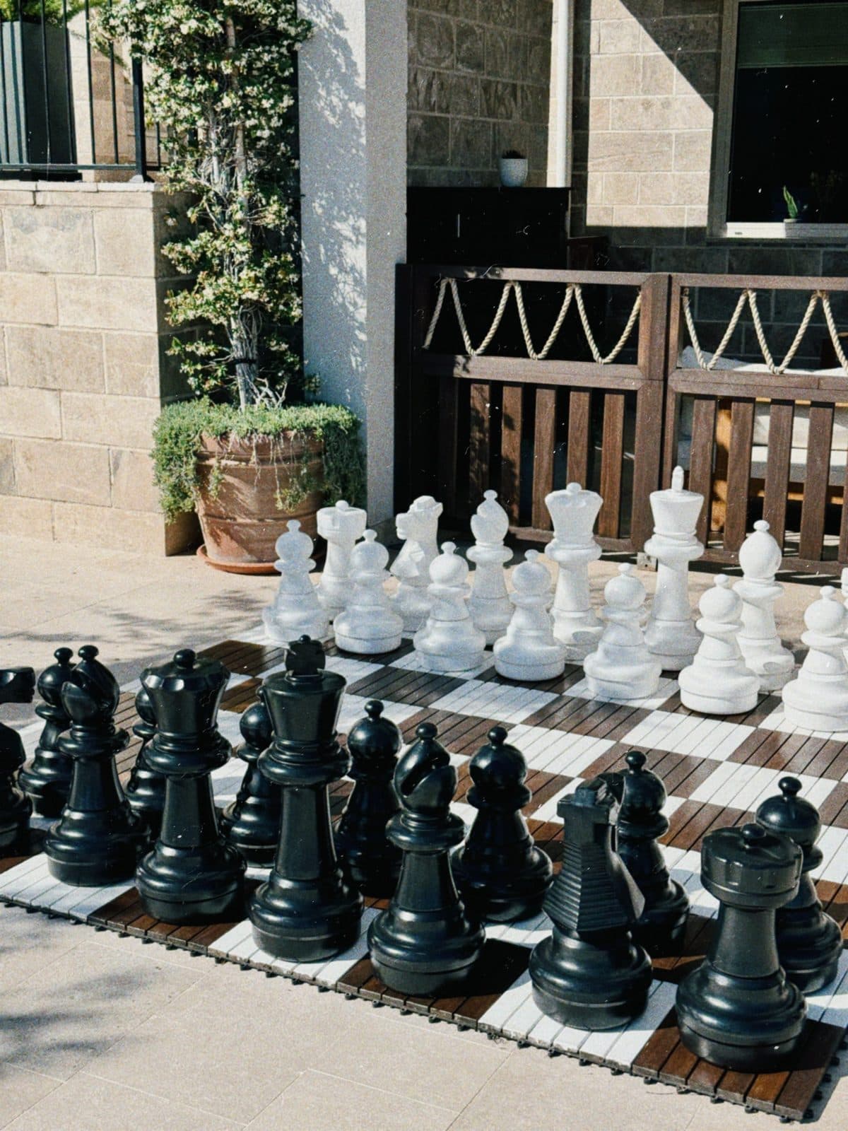 Jeu d'échecs géant sur une terrasse
