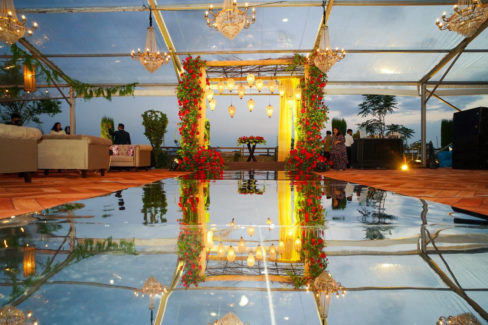 Piste de danse miroir sous une tente transparente avec lustres