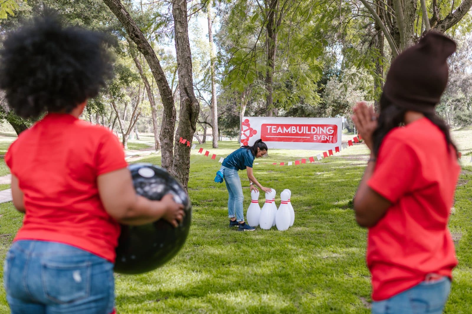 Collègues jouant au bowling géant dans un parc