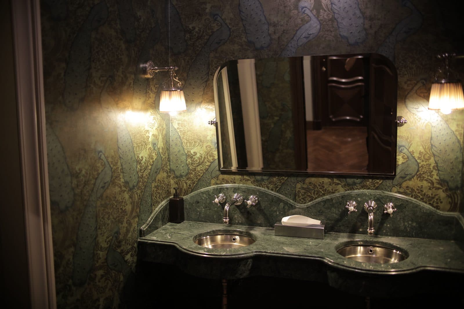 Toilettes haut de gamme avec double vasque et appliques