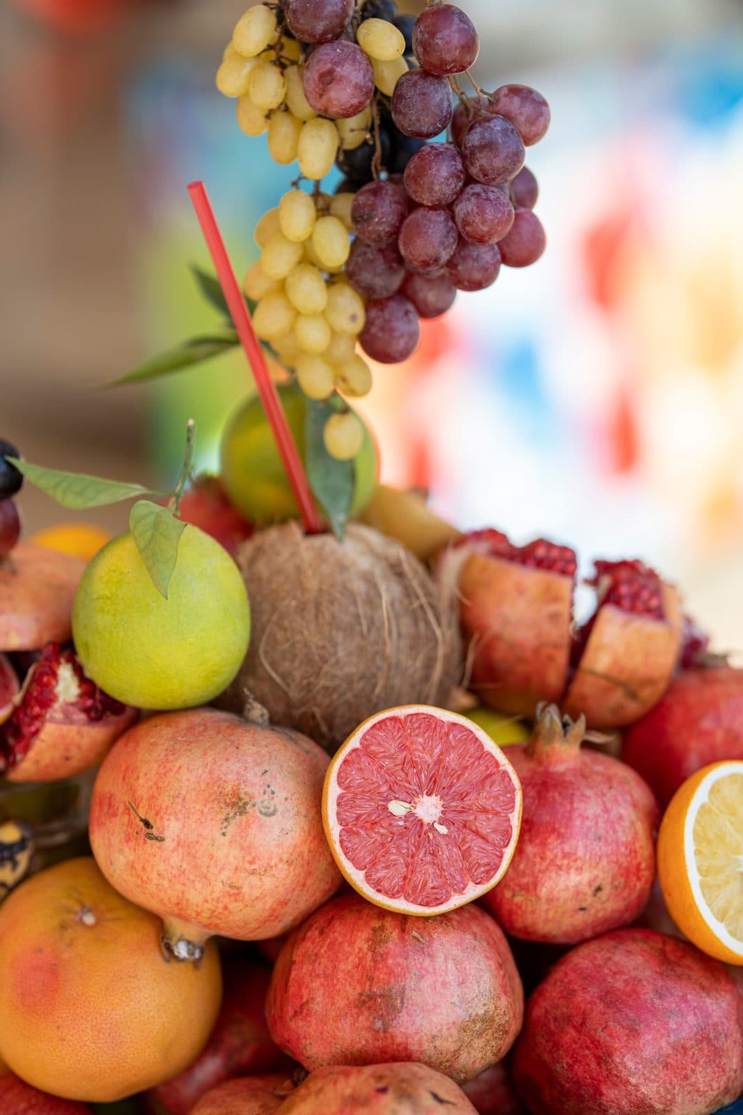 Fruits frais : grenades, pamplemousse, raisin et noix de coco