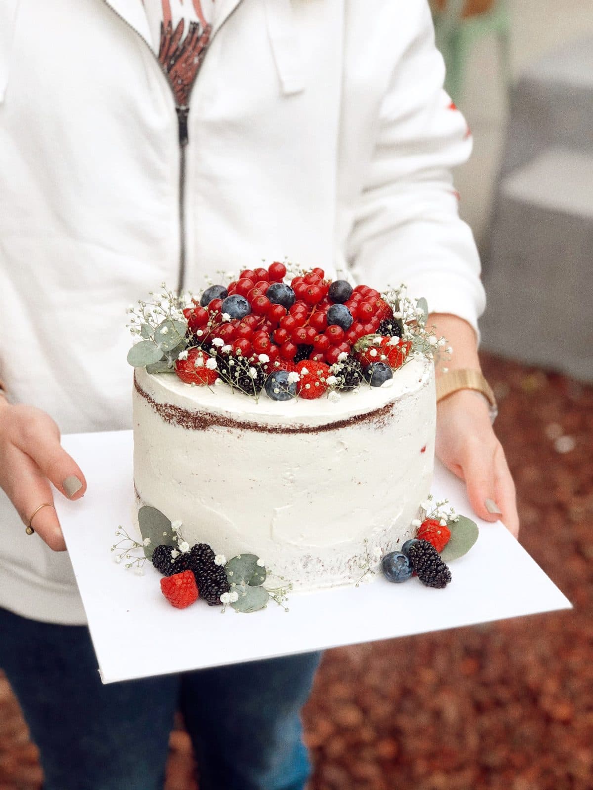 Gâteau nu décoré de fruits rouges